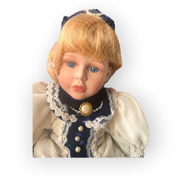 Vintage Doll | The Original Angelina Collection |  1998 | Pristine Collection - Picture 2 of 4